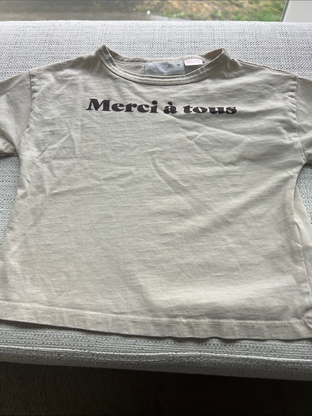 Zara Cream T‑Shirt with Dark Brown 'Merci à tous' Print
